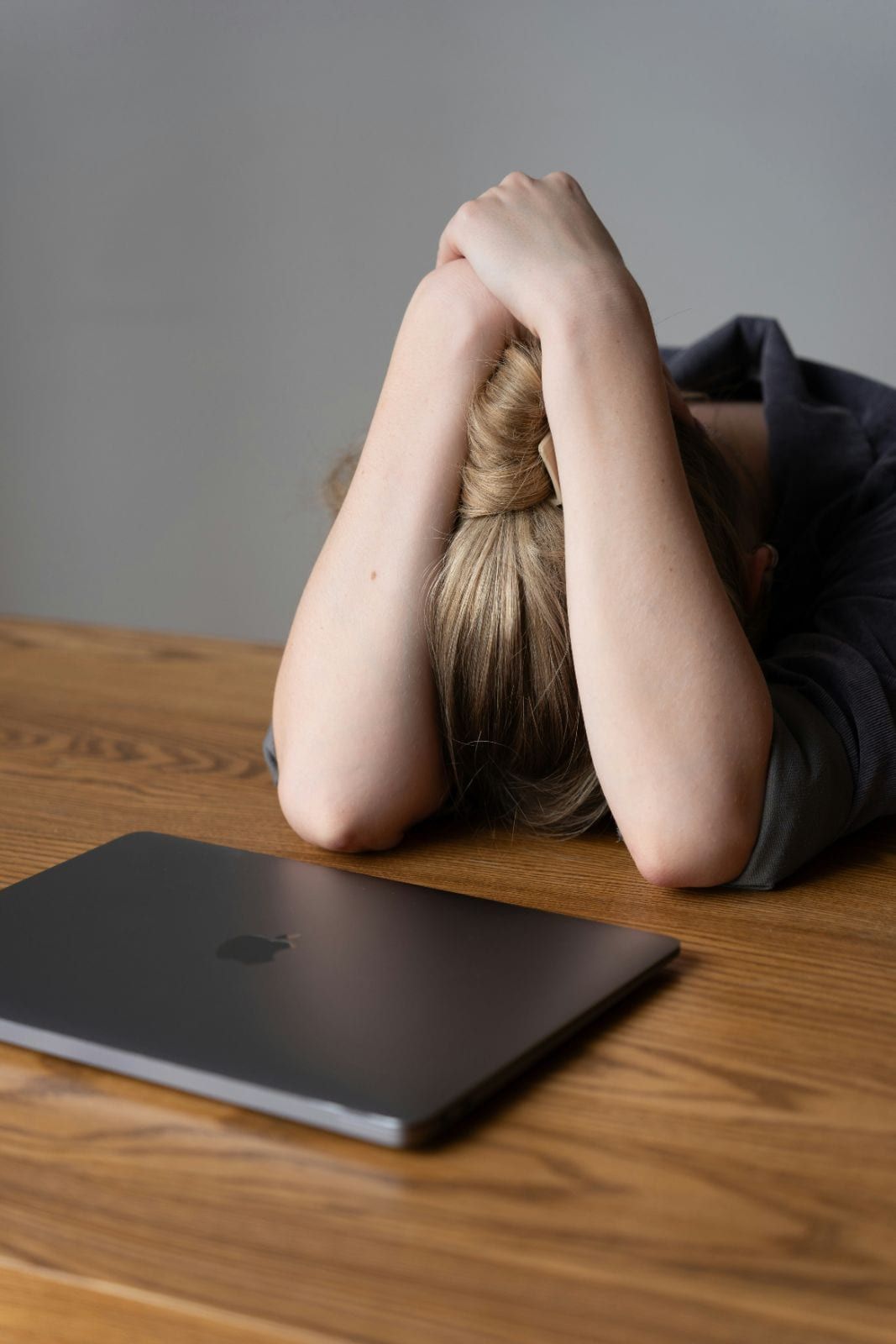 Zmęczona sprzedająca przy laptopie
